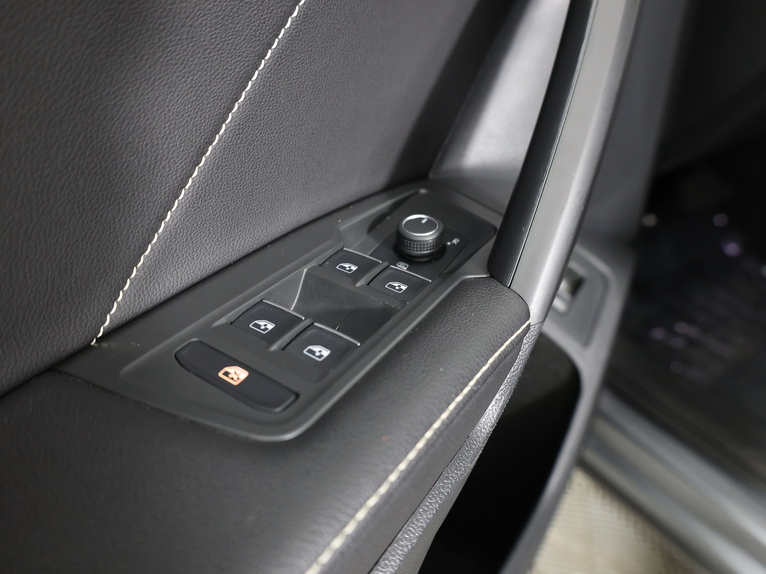 Used 2024 PLATINUM GRAY Volkswagen SE image 12