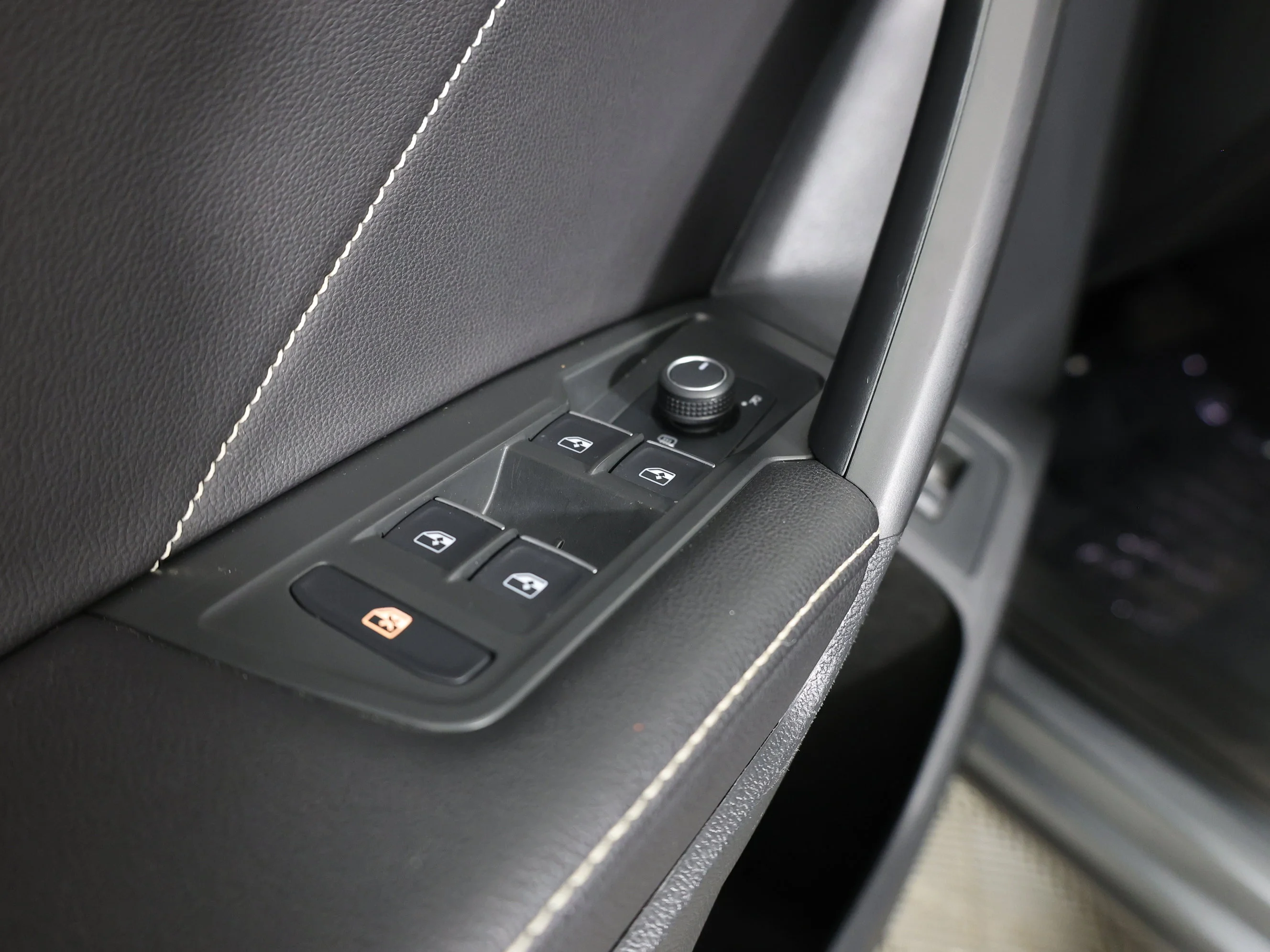 2024 Volkswagen Tiguan SE - Photo 12