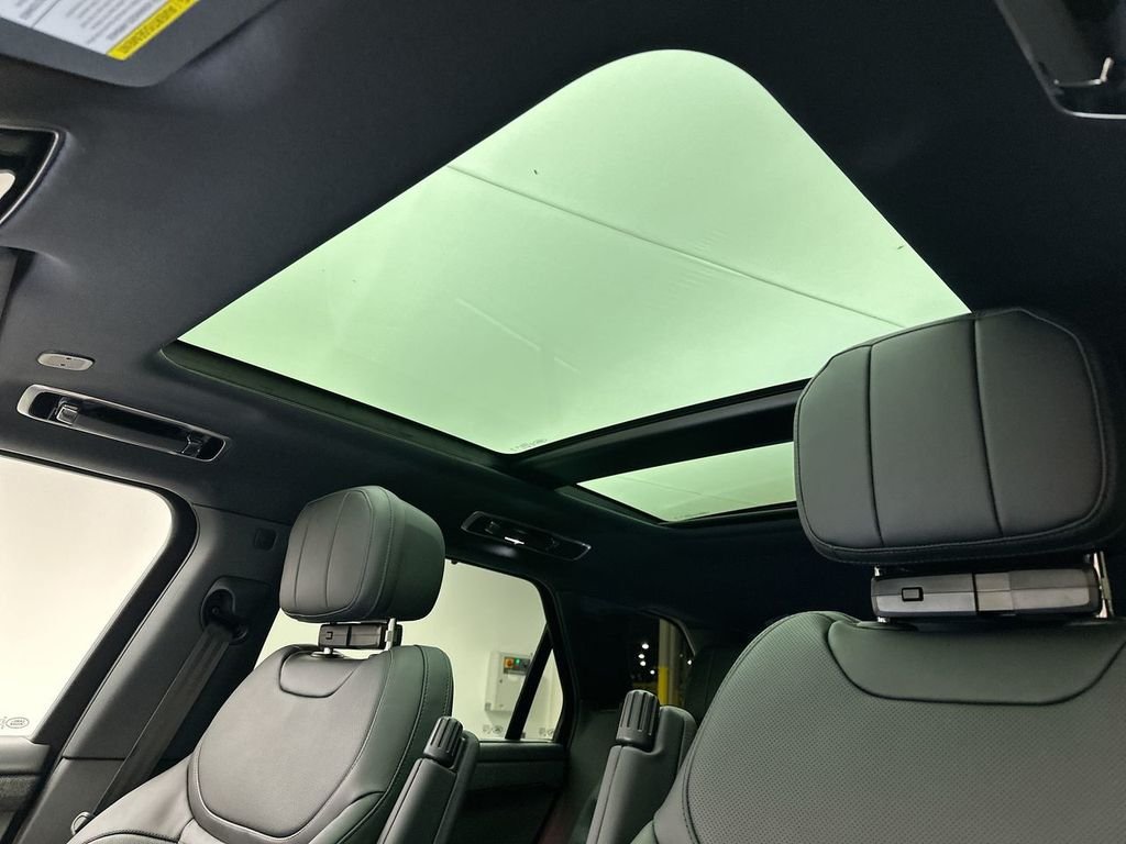 Used 2025 Fuji White Land Rover SE image 16
