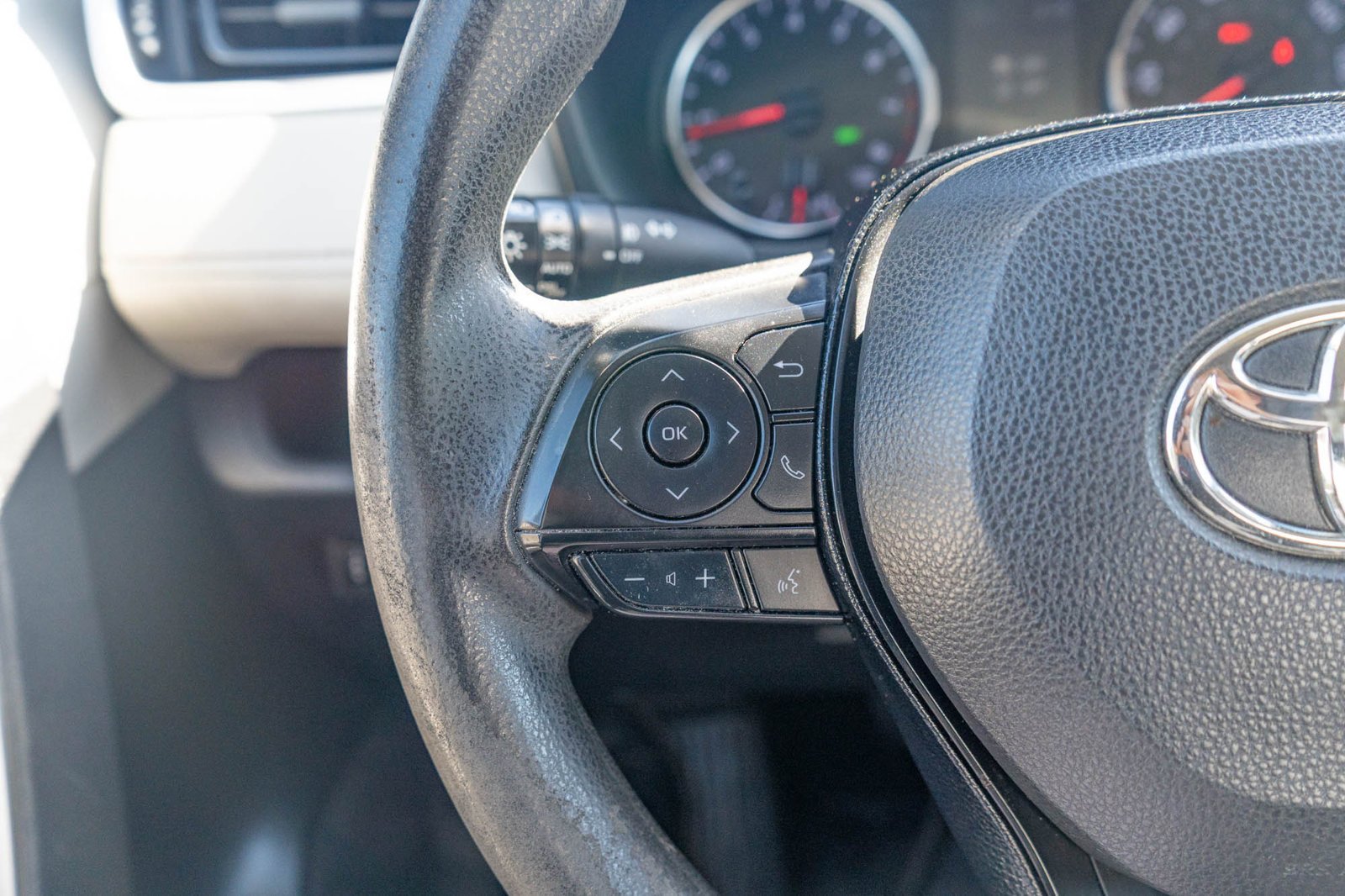 Used 2019 Silver Sky Metallic Toyota XLE image 27