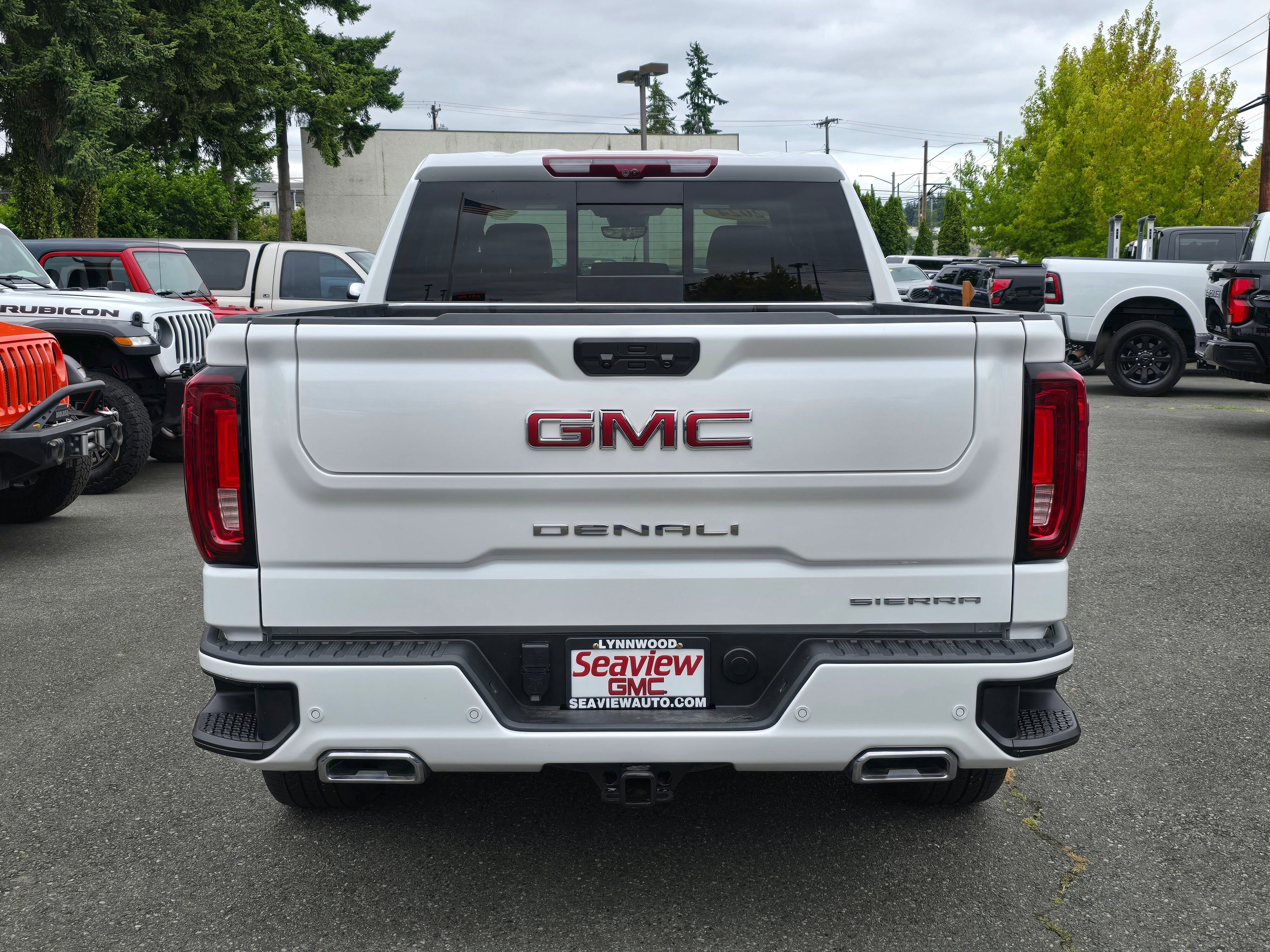 Used 2024 White Frost Tricoat GMC Denali image 6