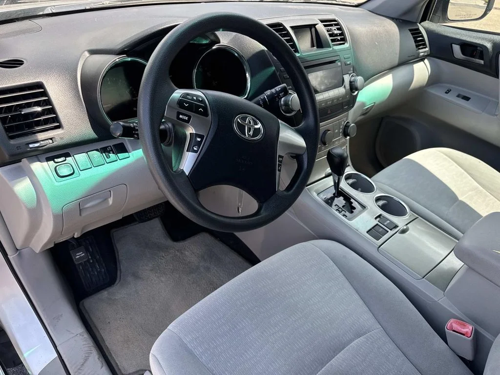 Used 2011 Silver Toyota Base image 17