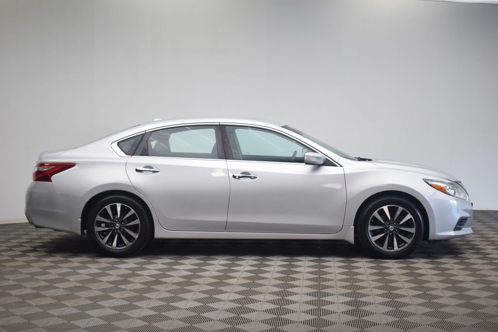 Used 2016 Silver Nissan 2.5 SV image 9