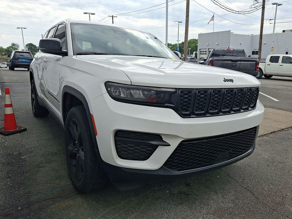 Used 2023 White Jeep Altitude X image 1