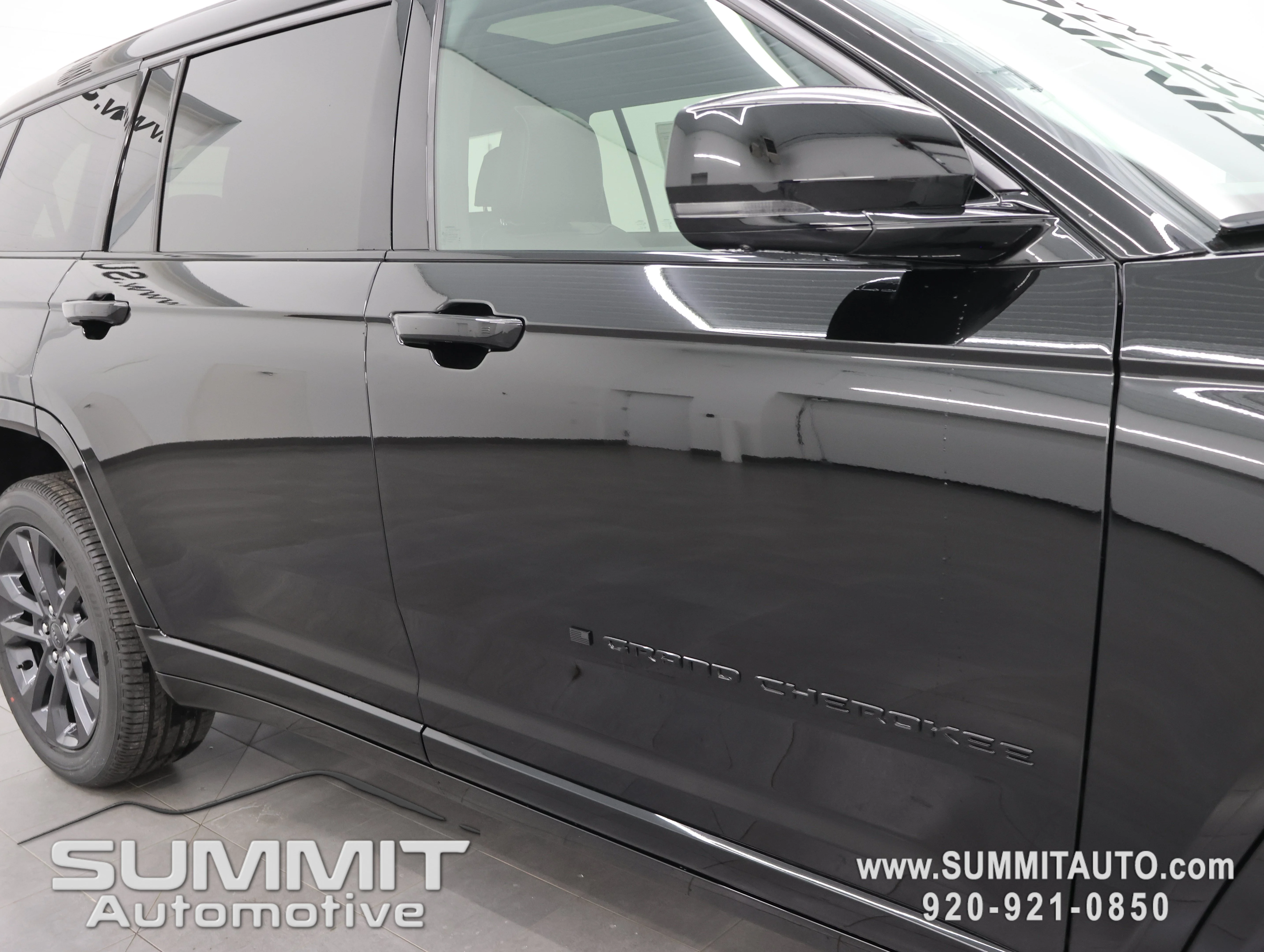 New 2026 Diamond Black Crystal Pearl-Coat Exterior Paint Jeep Limited Reserve image 30