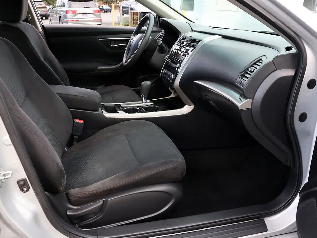 Used 2014 Brilliant Silver Metallic Nissan 2.5 S image 23