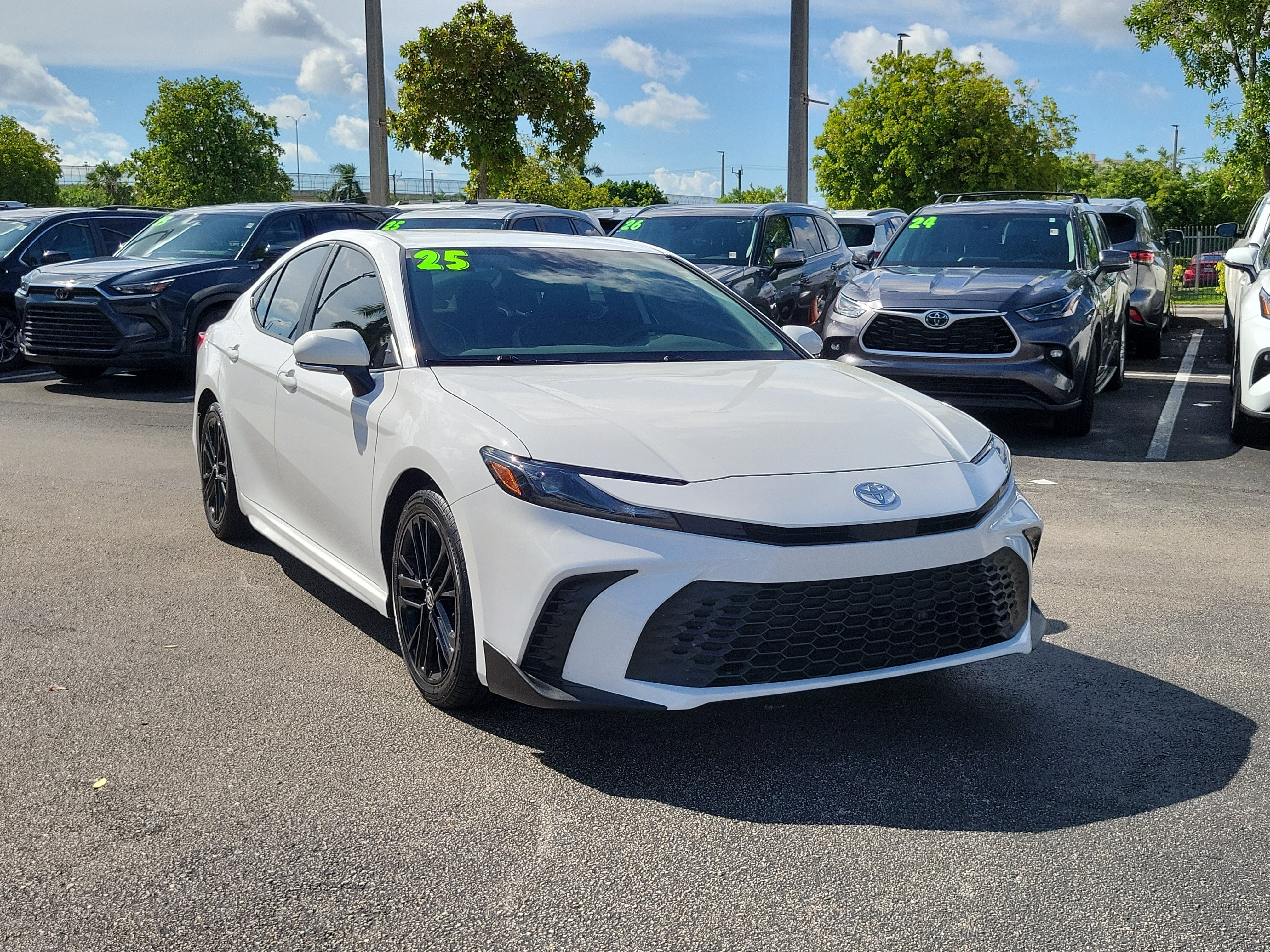 Used 2025 Ice Toyota SE image 3