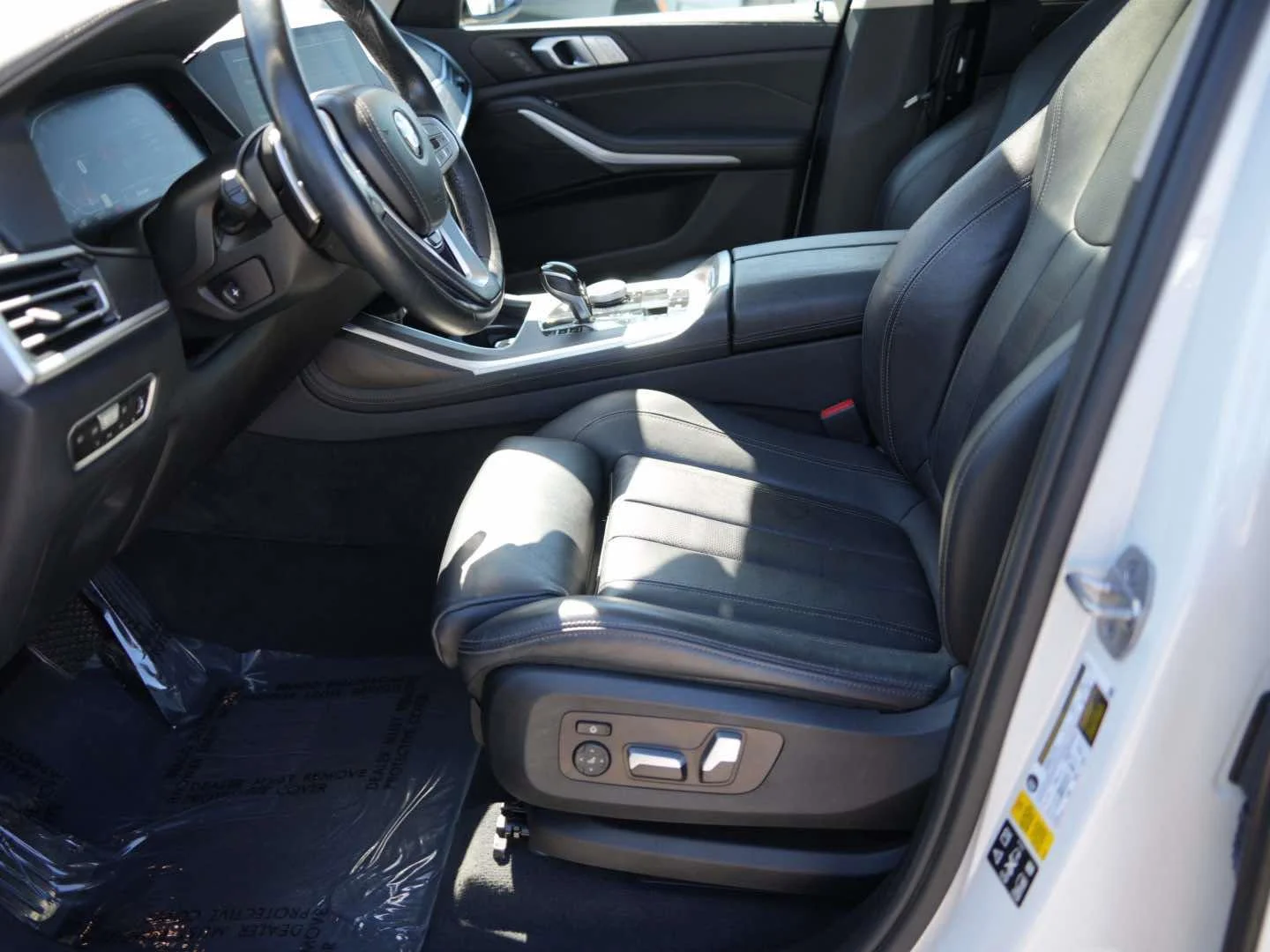 Used 2022 Mineral White Metallic BMW xDrive40i Sports Activity Vehicle image 15