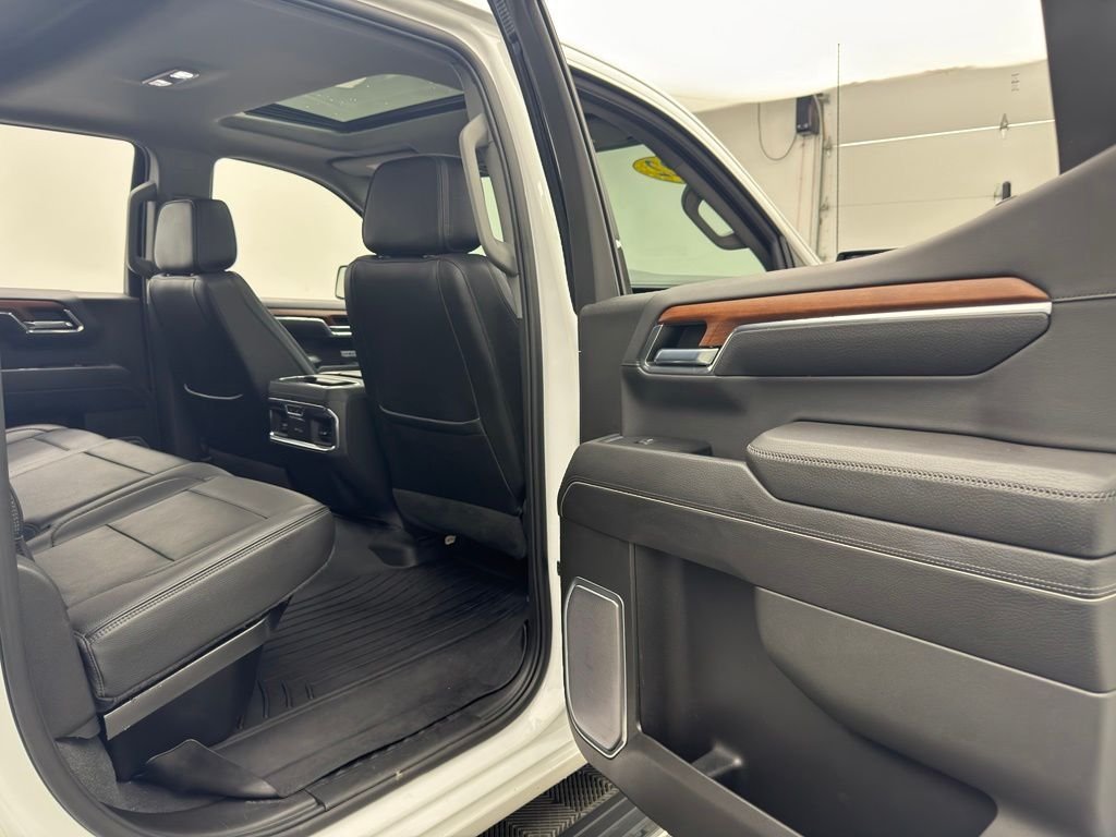Used 2022 White Frost Tricoat GMC Denali image 26