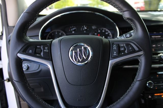 Used 2022 White Frost Tricoat Buick Preferred image 10