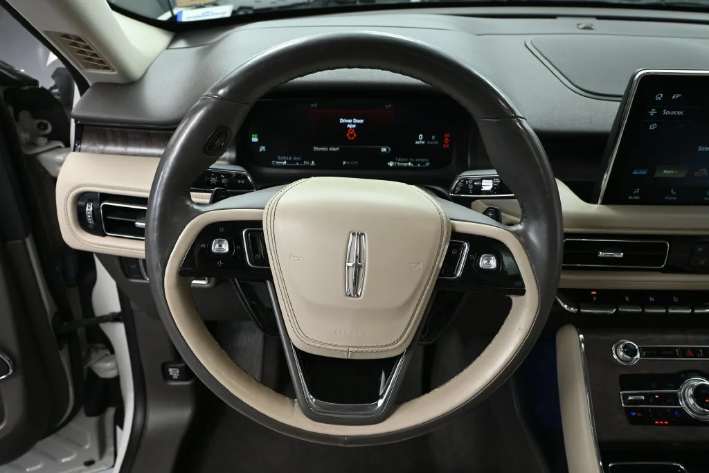 Used 2023 White Lincoln Reserve image 21