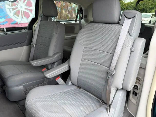 Used 2009 Green Chrysler Touring image 19