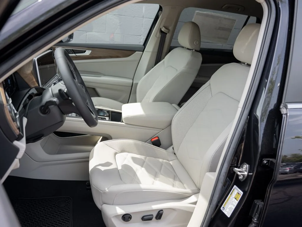 New 2026 Deep Black Pearl Volkswagen 2.0T SE W/TECHNOLOGY image 8