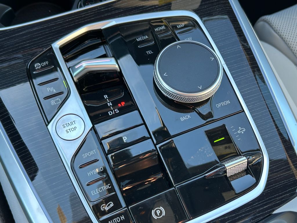 New 2026 Dravit Grey Metallic BMW xDrive50e image 28