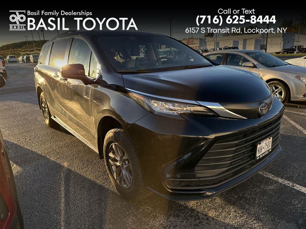 2022 Toyota Sienna LE
