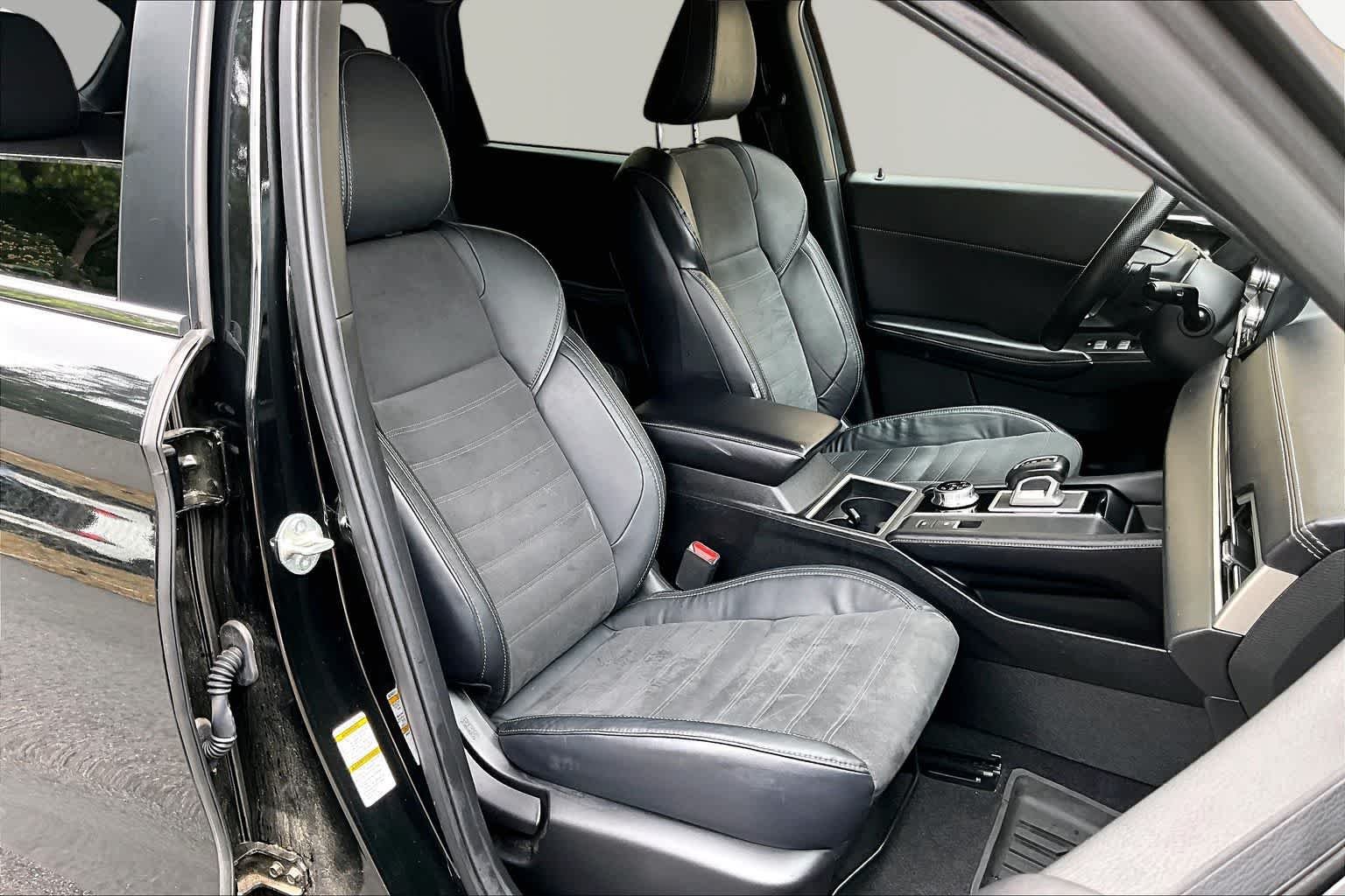 Used 2022 Black Diamond Mitsubishi SE image 9