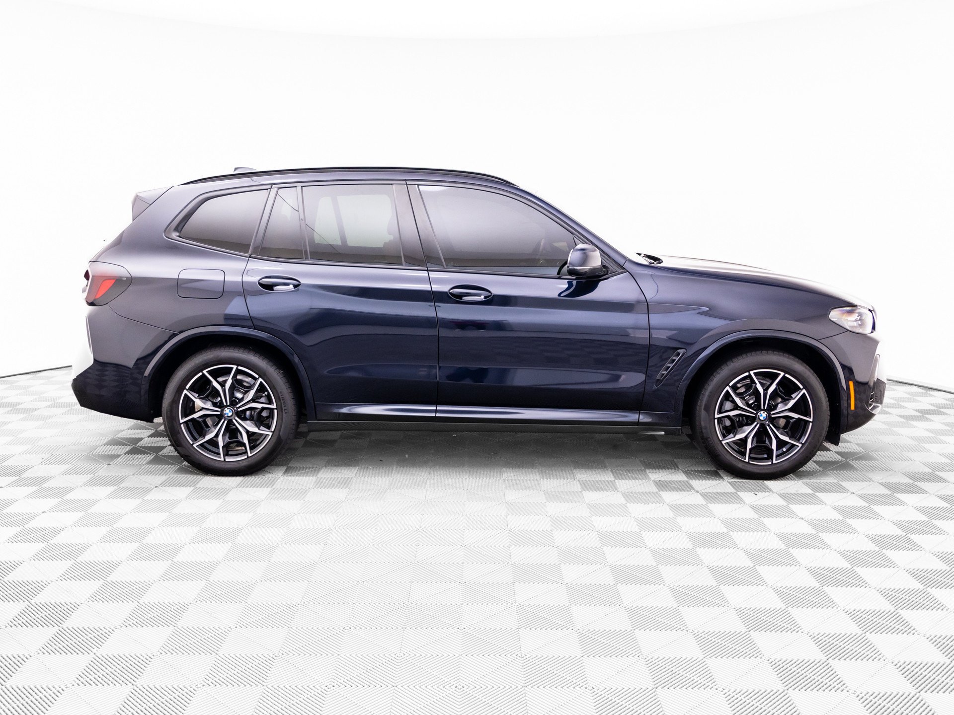 Used 2023 Carbon Black Metallic BMW xDrive30i image 8