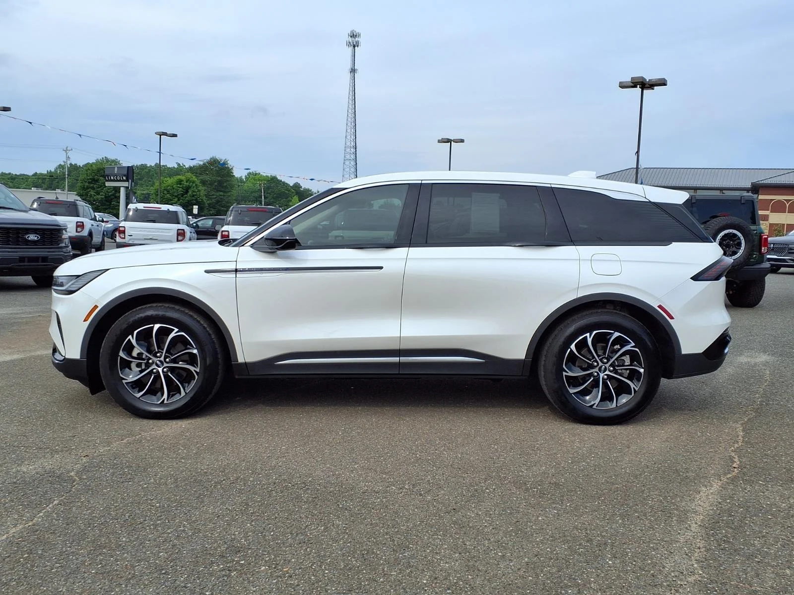 Used 2025 White Platinum Metallic Tri-Coat Lincoln Premiere image 3