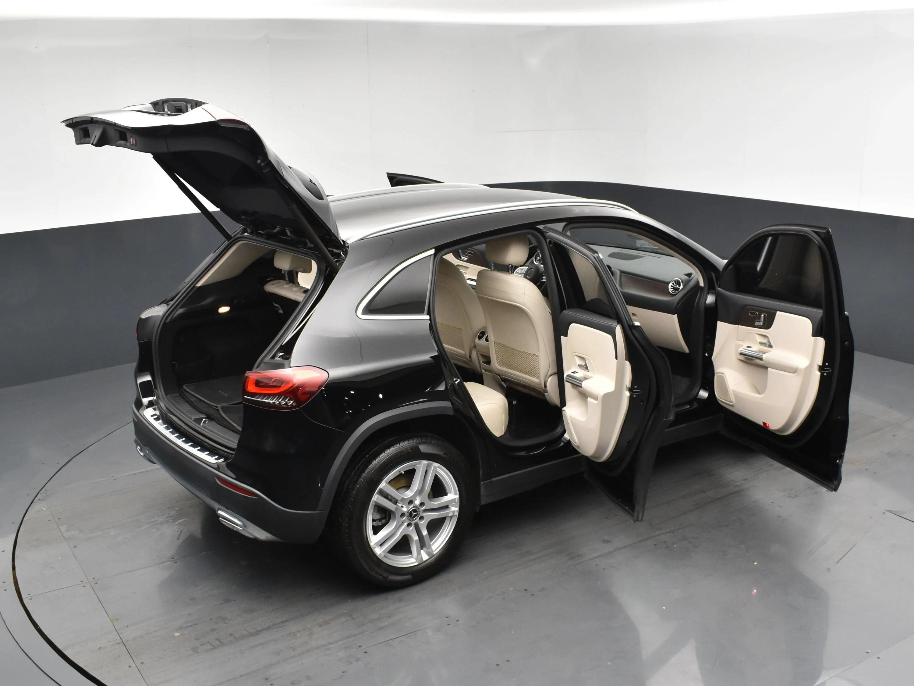 Used 2021 Night Black Mercedes-Benz GLA 250 image 24