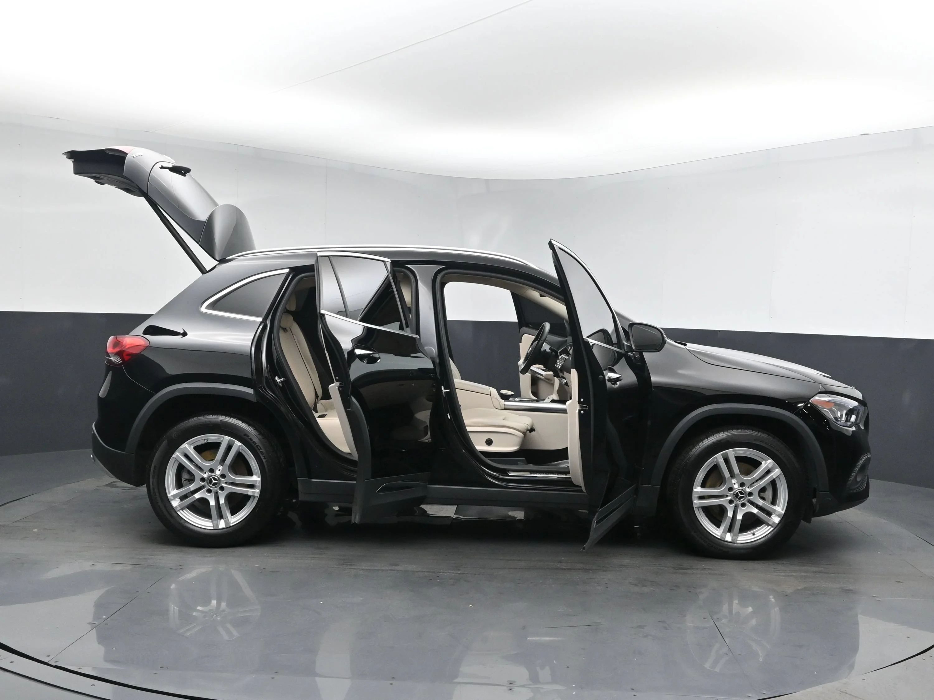 Used 2021 Night Black Mercedes-Benz GLA 250 image 25