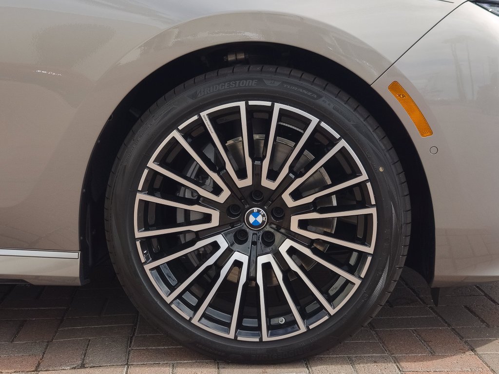 New 2027 Oxide Grey/Blk Sap BMW  image 4