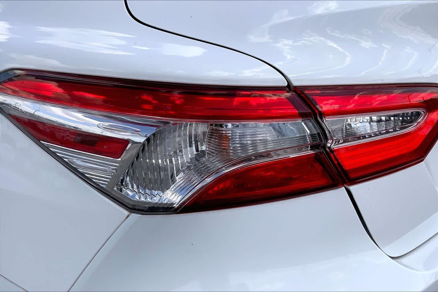 Used 2018 Super White Toyota LE image 28