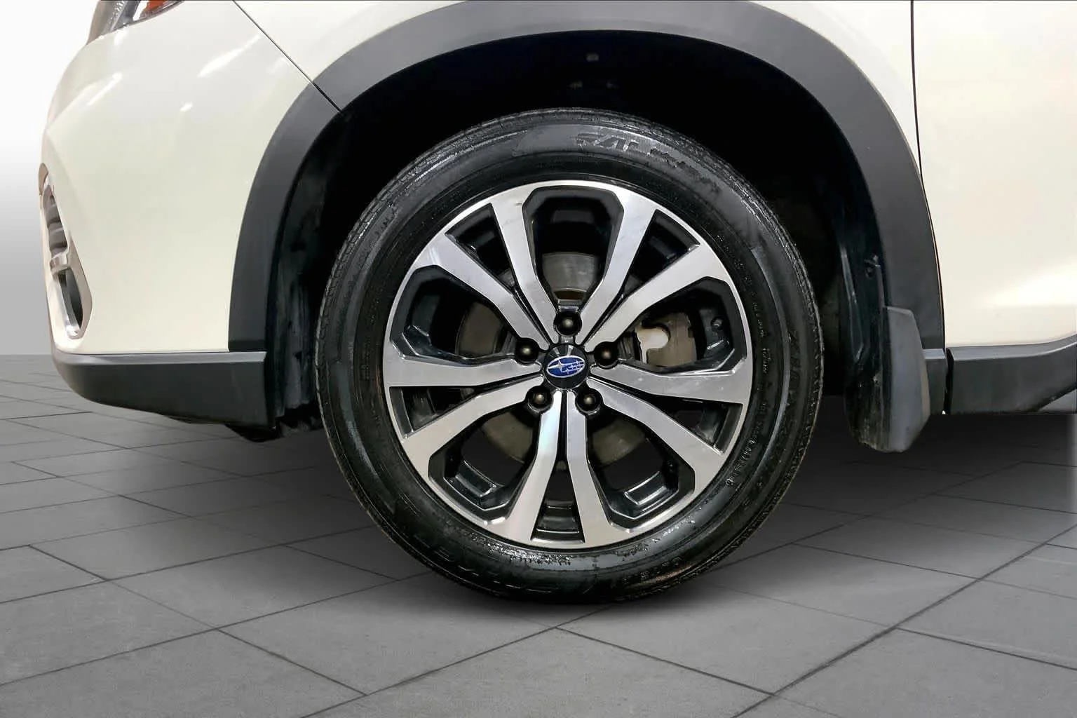 Used 2019 Crystal White Pearl Subaru Limited image 20