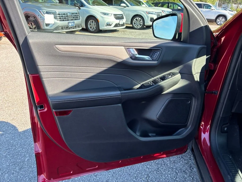 Used 2022 Red Ford SEL image 38