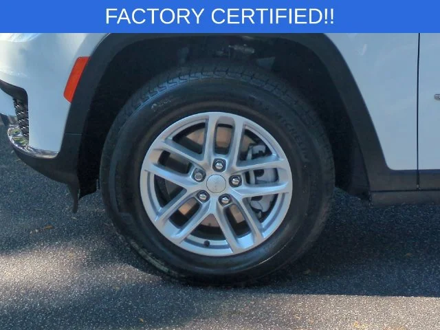 Used 2024 White Jeep Laredo image 10