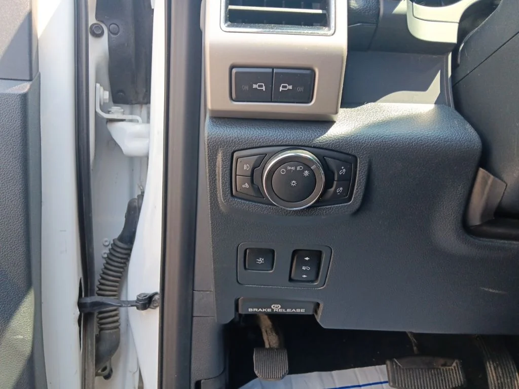 Used 2022 Star White Metallic Tri-Coat Ford Lariat image 17