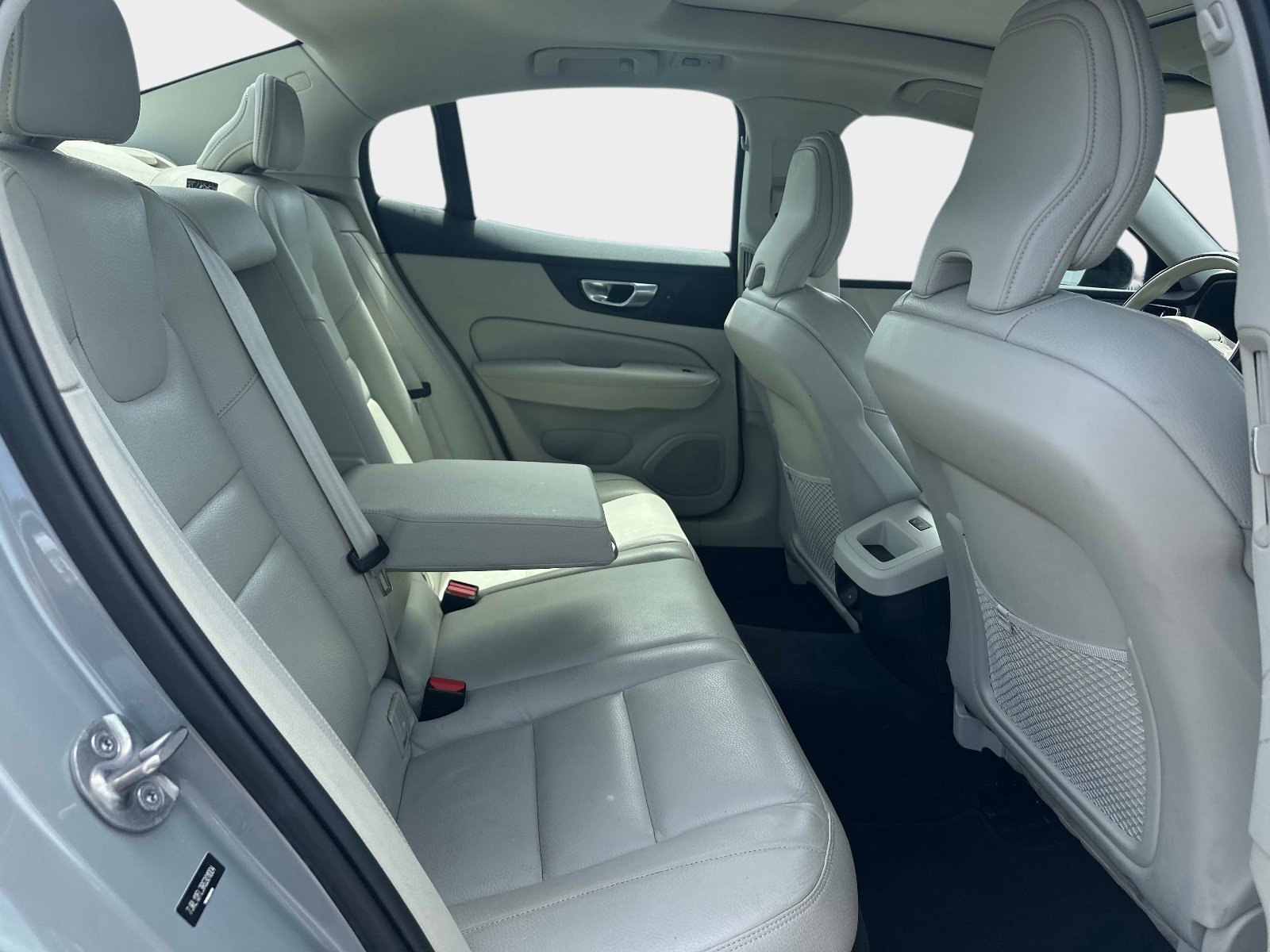 Used 2024 Vapour Gray Metallic Volvo Plus Dark Theme image 8