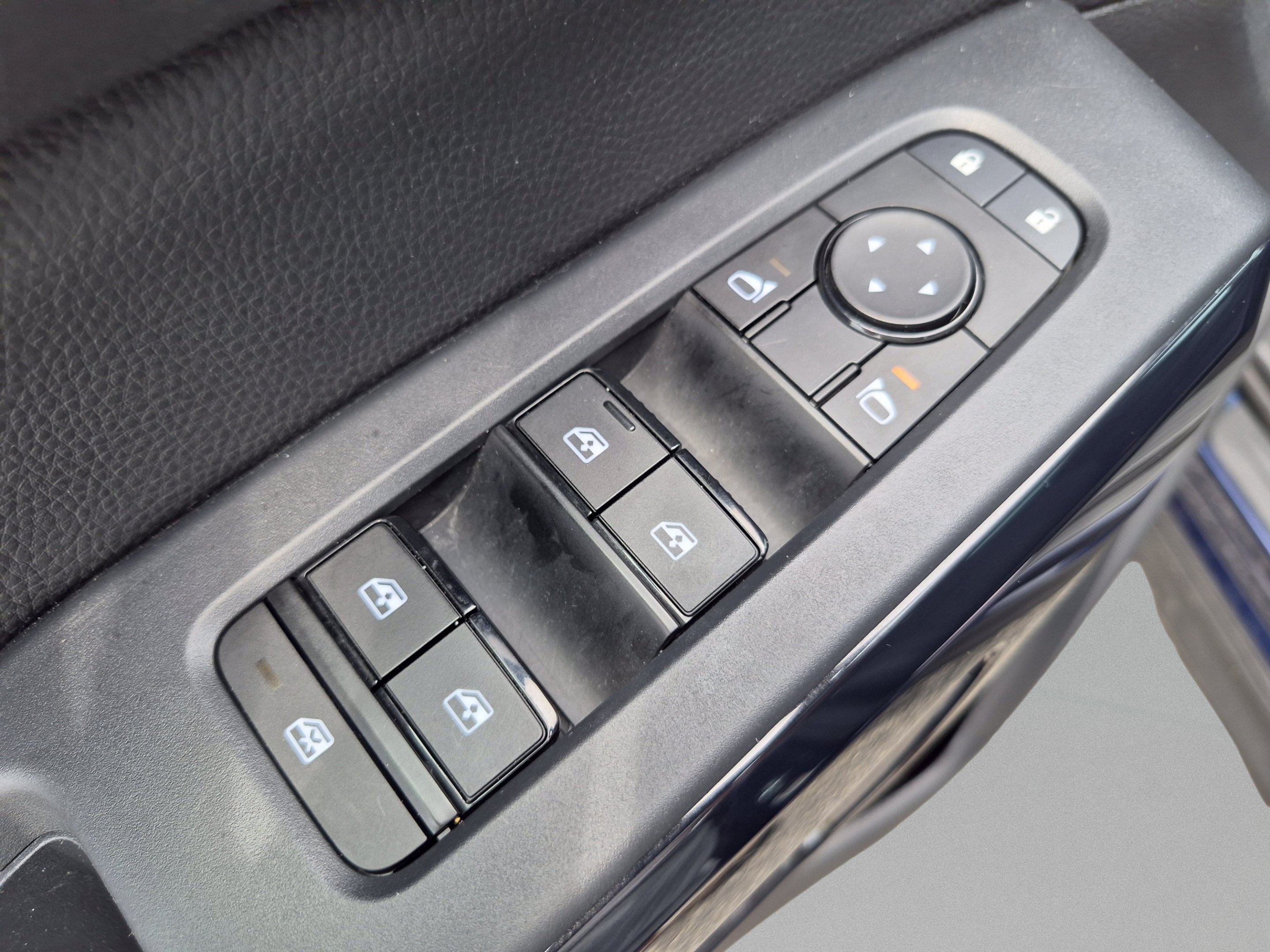 2025 Nissan Pathfinder SV - Photo 14