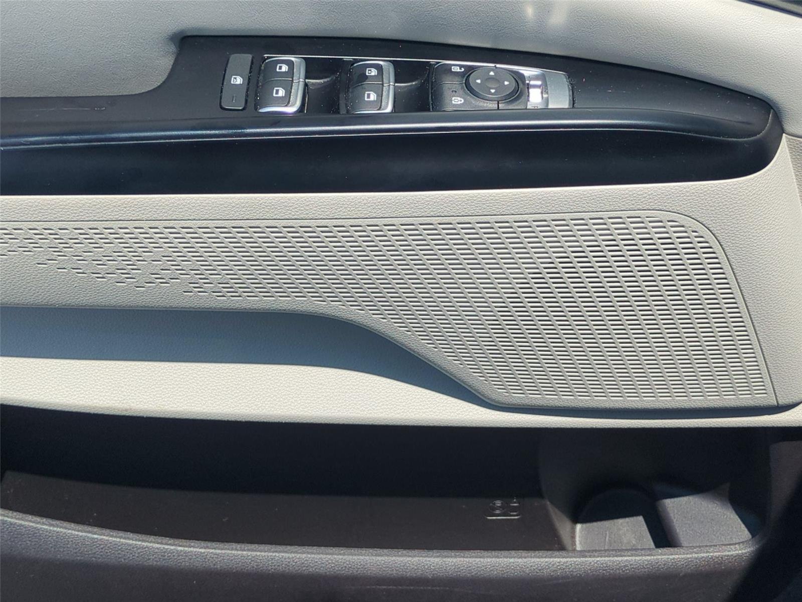 Used 2022 Silky Silver Kia LXS image 17