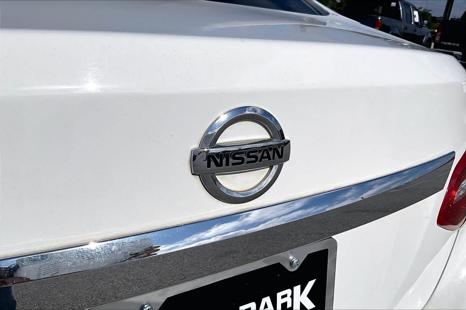 Used 2017 Glacier White Nissan 2.5 S image 31