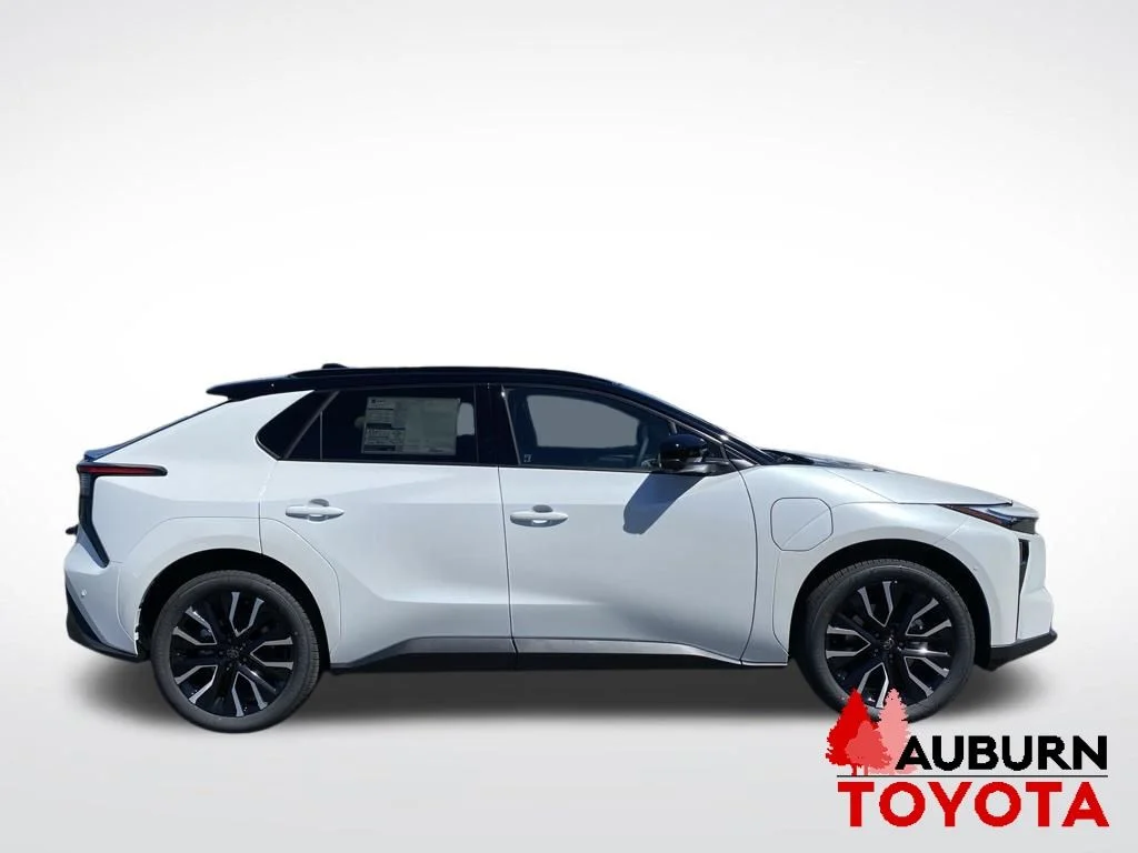 New 2026 Wind Chill Pearl with Midnight Black Metallic roof <sup>1</sup> Toyota  Limited image 8