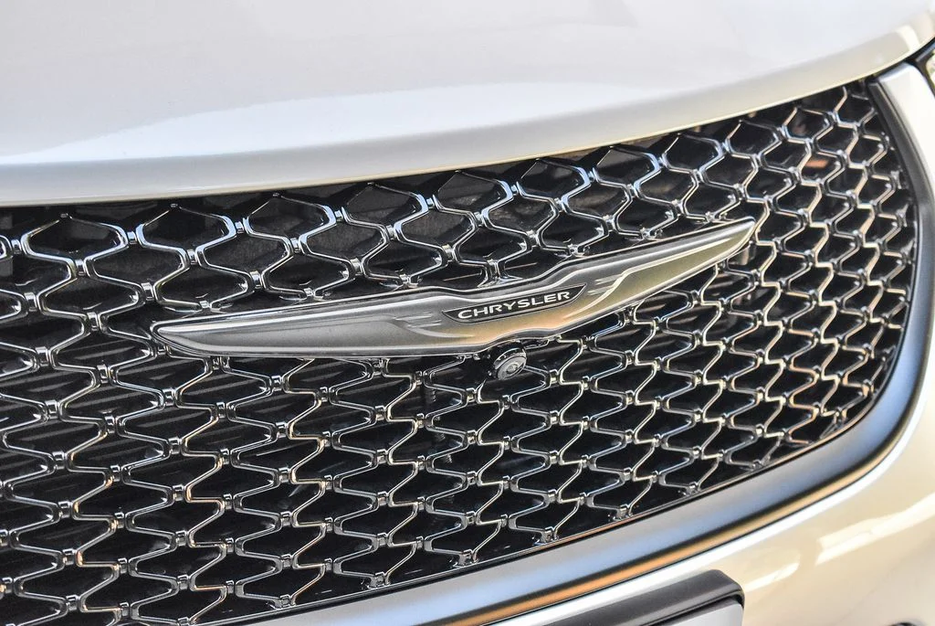 New 2026 Silver Mist Clear-Coat Exterior Paint Chrysler Limited image 9