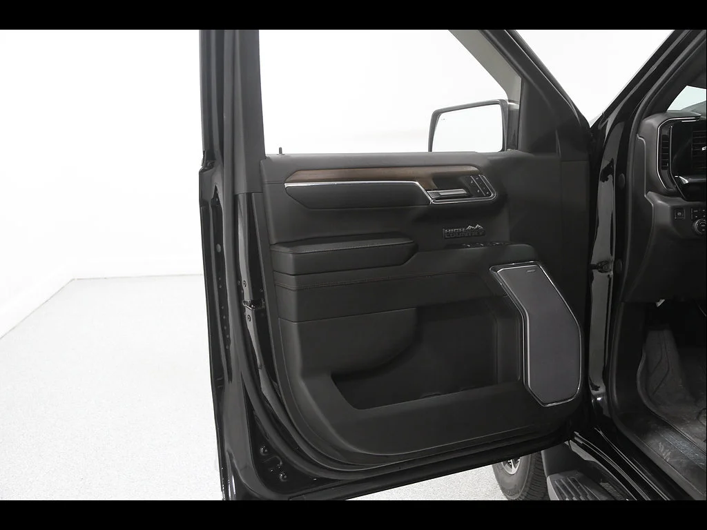 Used 2023 BLACK Chevrolet High Country image 4