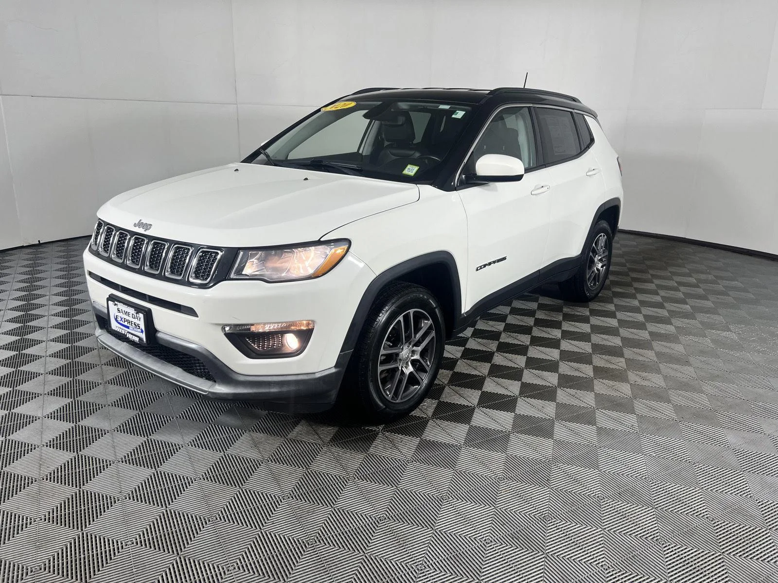 Used 2020 White Clearcoat Jeep Latitude image 5