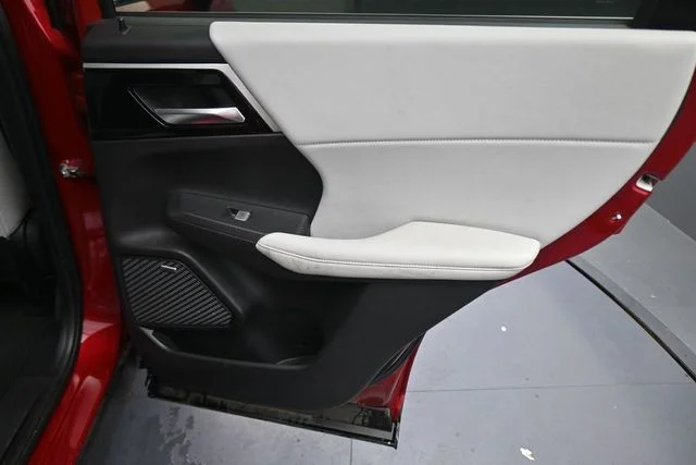 Used 2025  Mitsubishi SE image 15