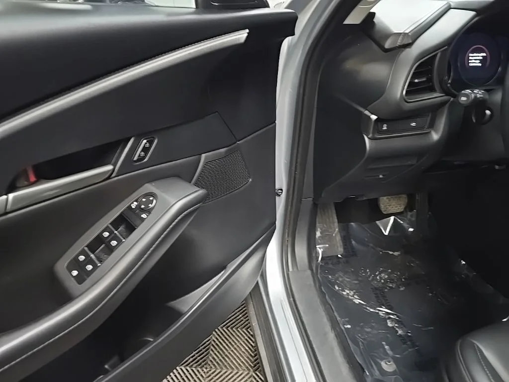 Used 2021 Silver Mazda Select image 30