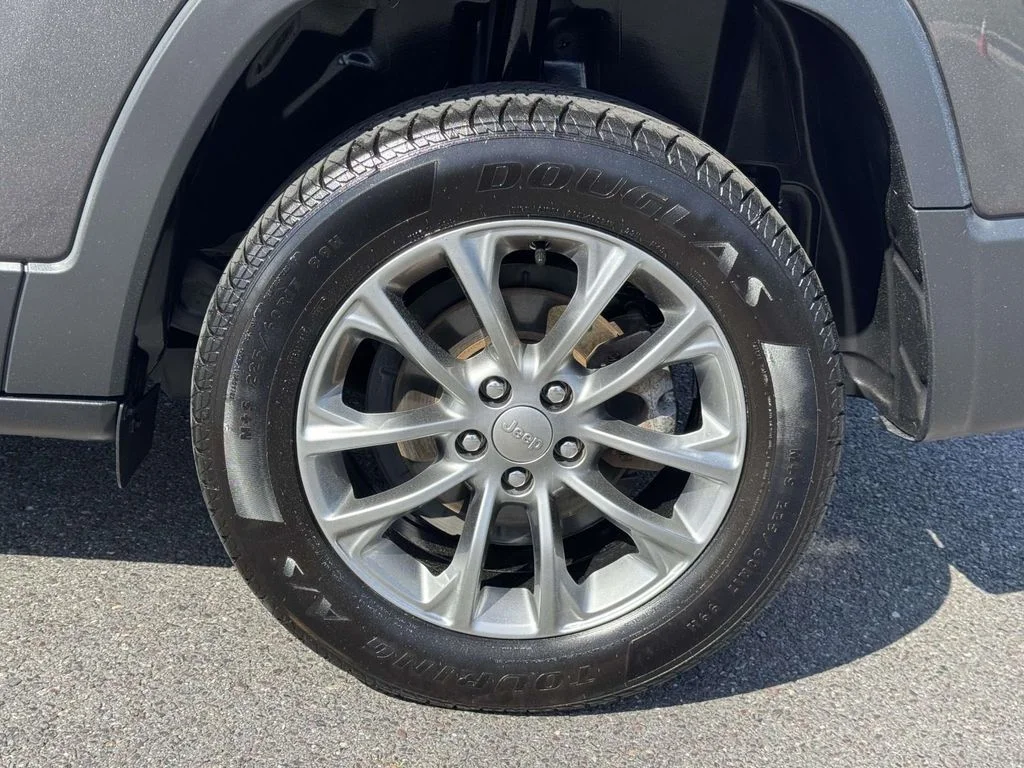Used 2020 Gray Jeep Latitude Plus image 12
