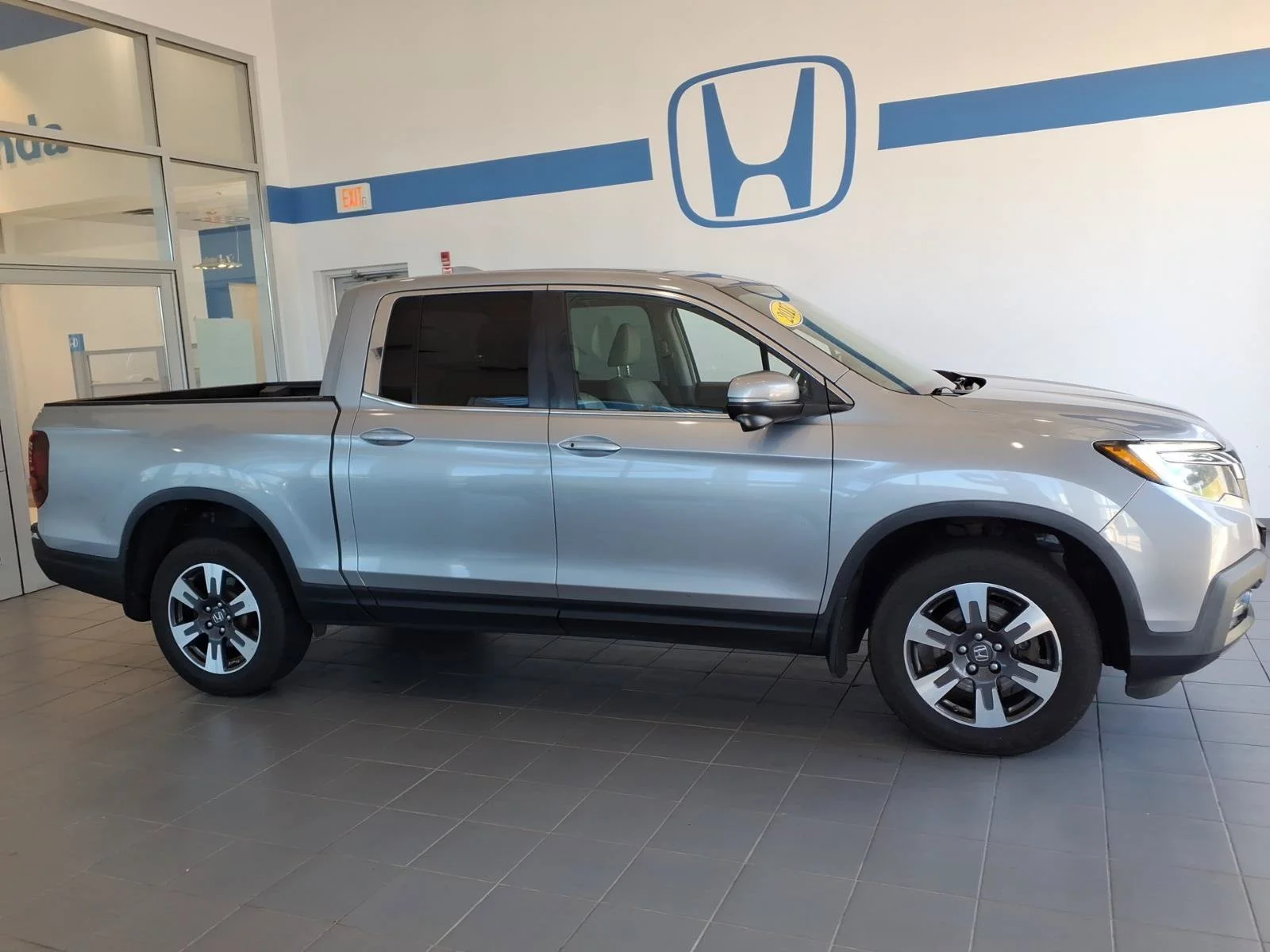 Used 2017 Lunar Silver Metallic Honda RTL-T image 4