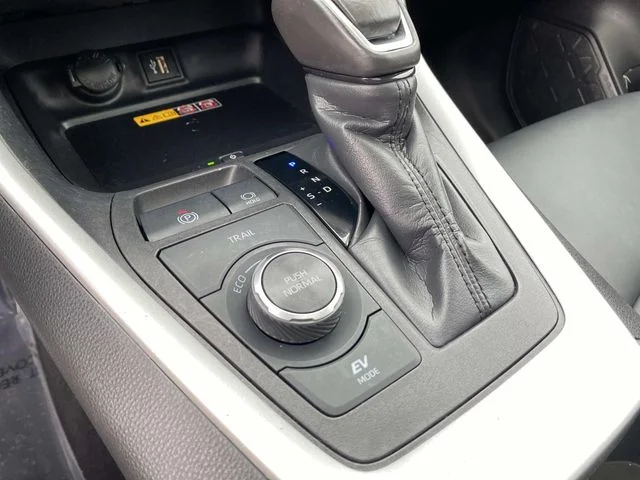Used 2024  Toyota XLE Premium image 15