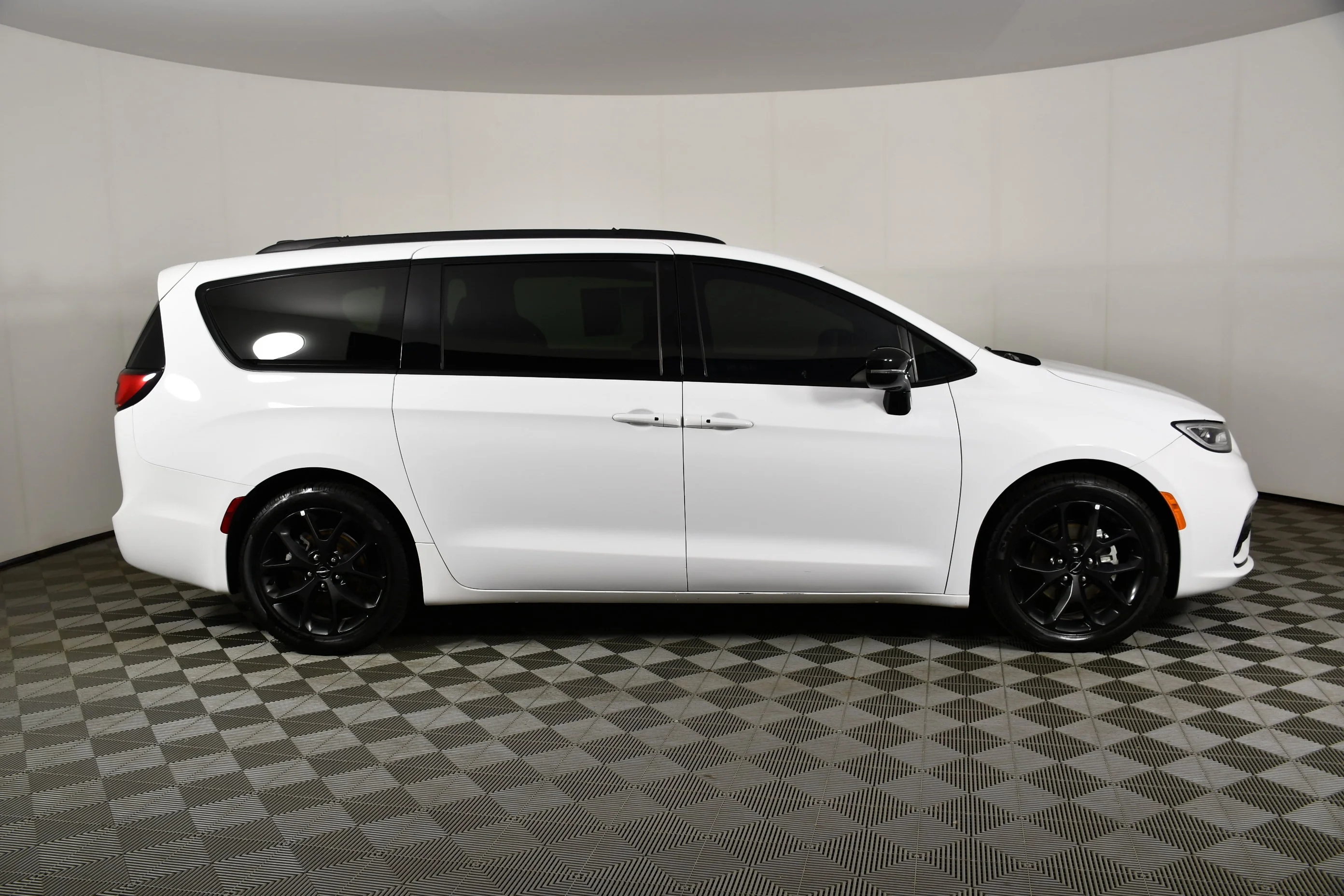Used 2025 Bright White Clearcoat Chrysler Limited image 5