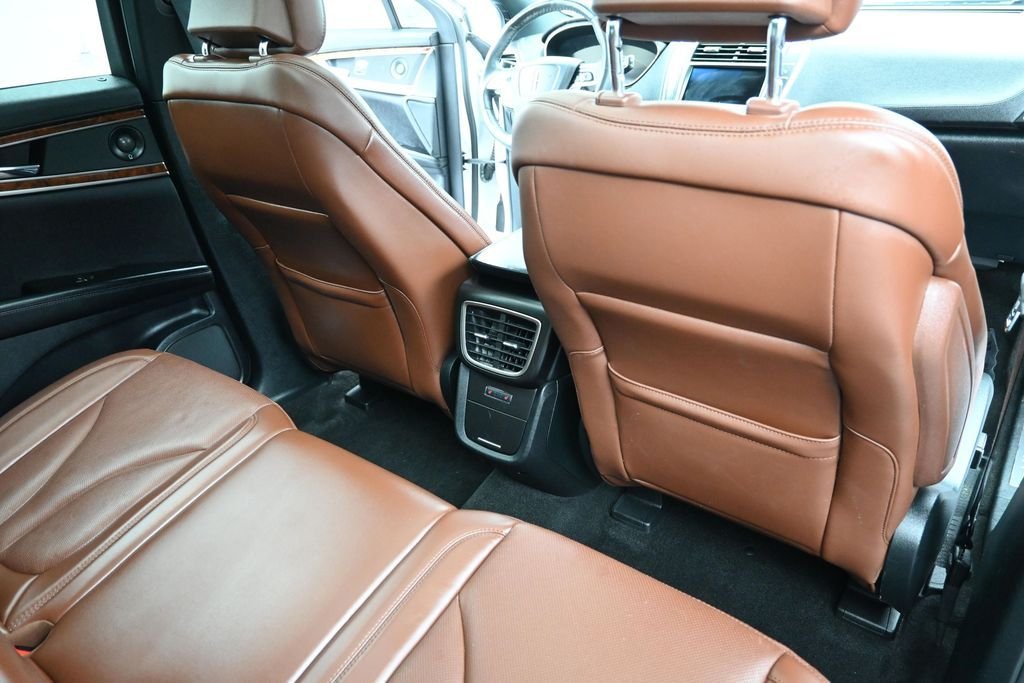 Used 2019 White Platinum Clearcoat Metallic Lincoln Reserve image 24