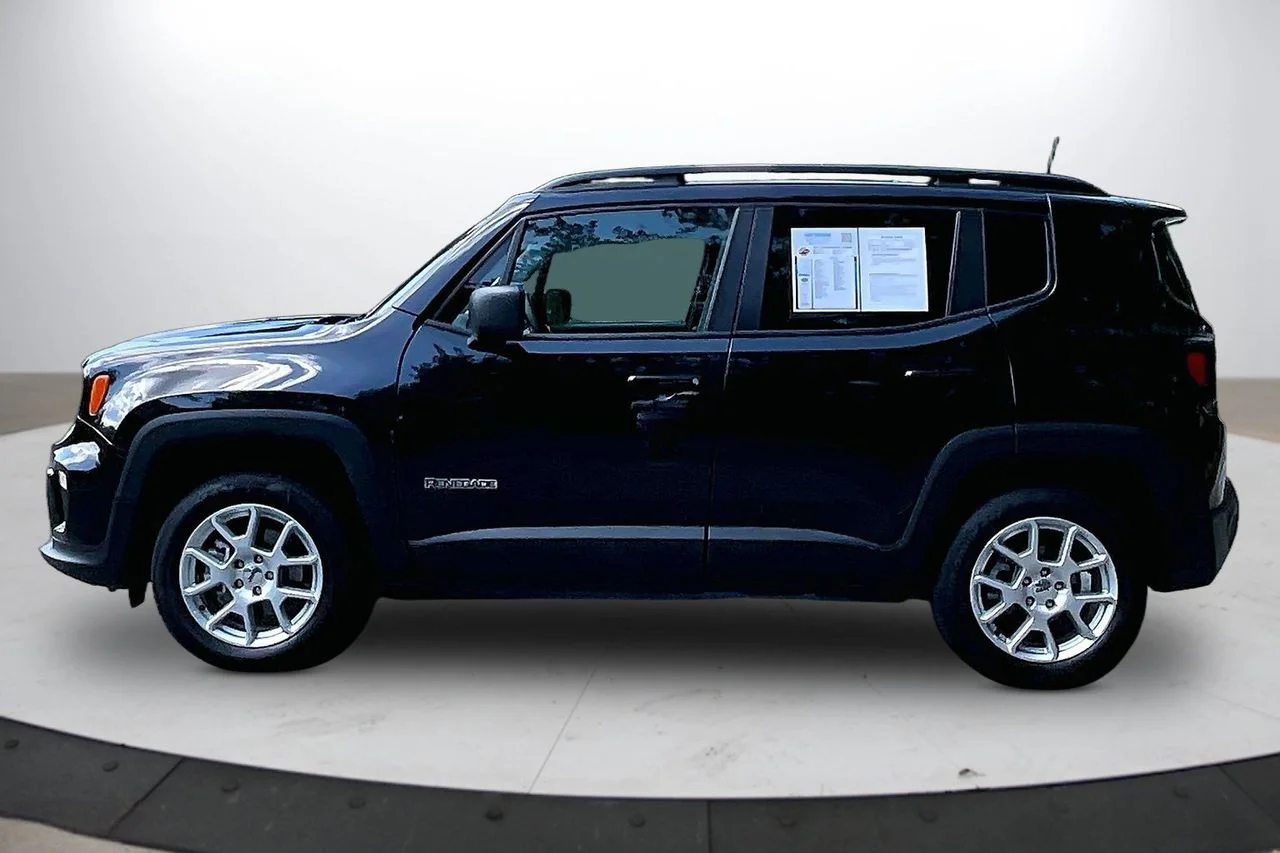 Used 2022 Black Jeep Latitude image 5