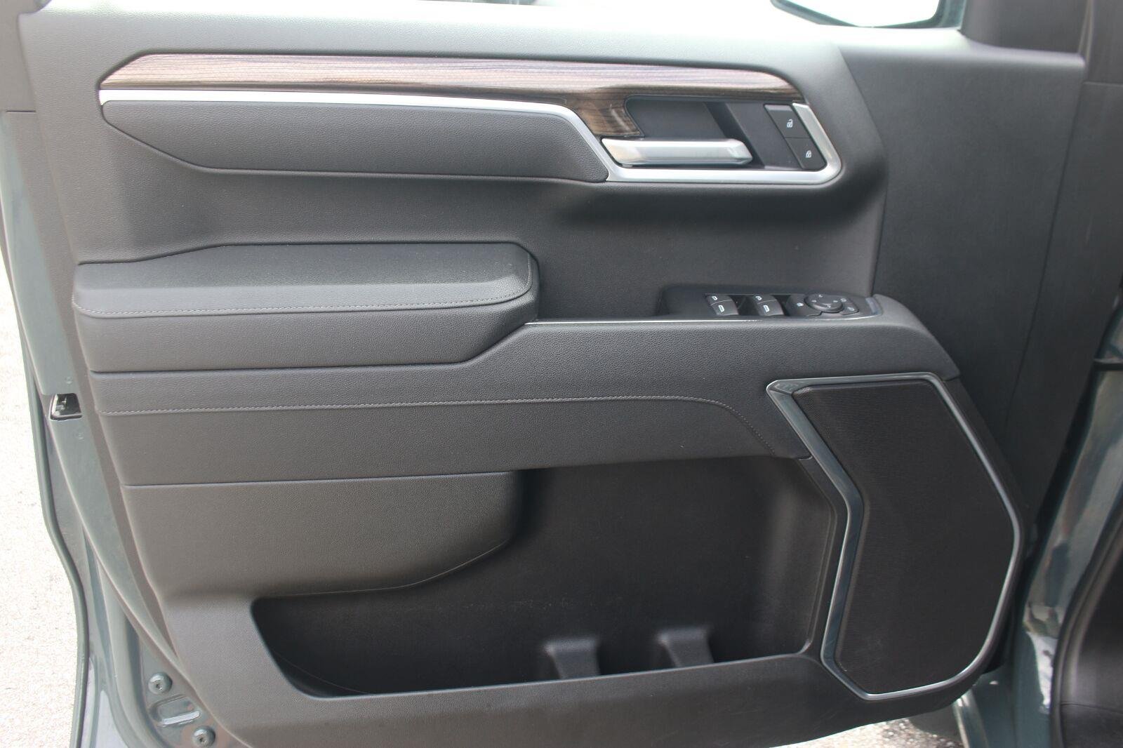 Used 2025 Cypress Gray Chevrolet LT image 15
