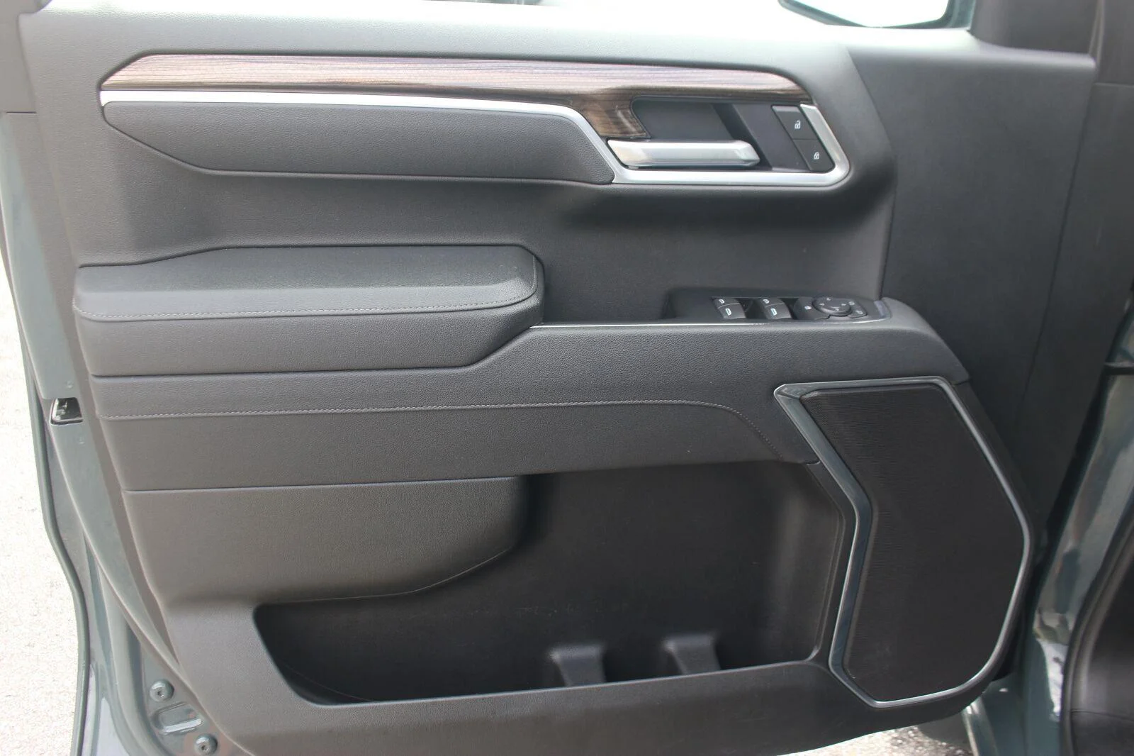 Used 2025 Cypress Gray Chevrolet LT image 15