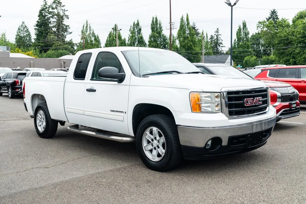 Used 2008 White GMC SLE1 image 1
