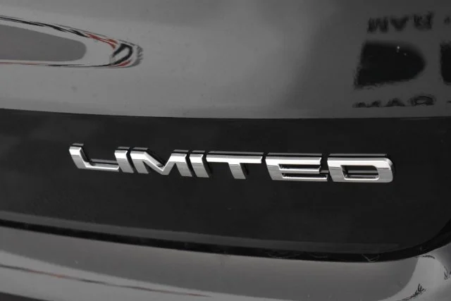 New 2026 Diamond Black Crystal Pearl-Coat Exterior Paint Jeep Limited image 15